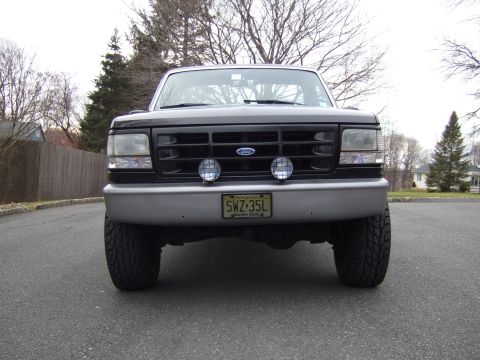 1995 Ford F-150 - Front view of a 1995 Ford F-150 pickup truck, showing its grille and headlights.