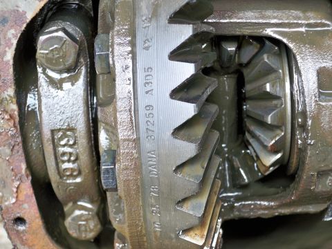 1995 Ford F-150 - Differential gears showing DANA part number and manufacturing date.