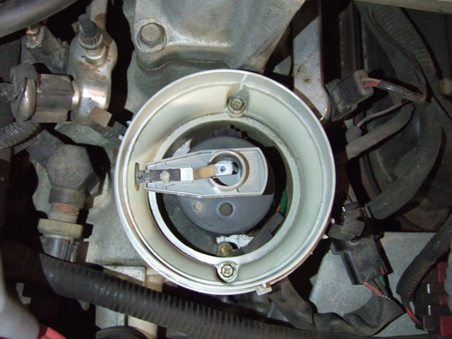 Engine distributor cap with rotor visible
