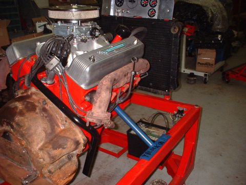 1955 Ford Thunderbird - V8 engine with Thunderbird valve covers on a stand, possibly a 1955 model.