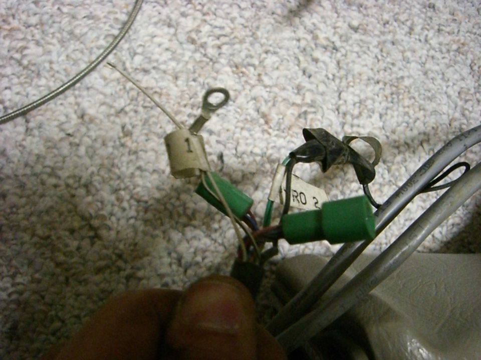 Close-up of a wiring harness with labels '1' and 'RO 2', and green connectors