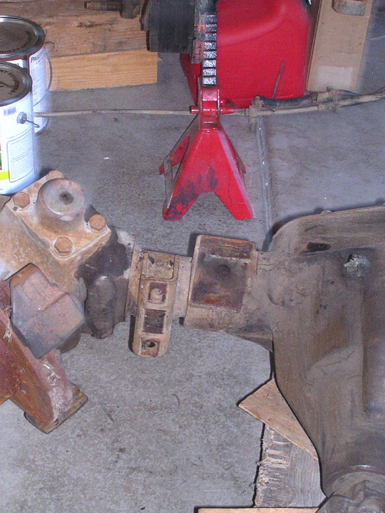 drivers side brackets.
Also a decent shot of the top of a kingpin knuckle