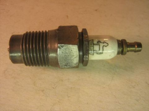 1915 Ford Model T - A single spark plug with the brand name 'Troja' and a horse logo is shown.