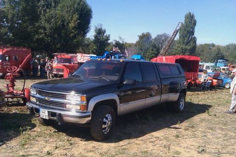 1991 Ford Crown Victoria - This Chevrolet pickup truck appears to be from the mid-1990s, not a 1991 Ford Crown Victoria.