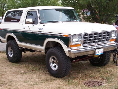1989 Ford Bronco - This lifted Ford Bronco features a white and dark green two-tone paint scheme and chrome wheels.