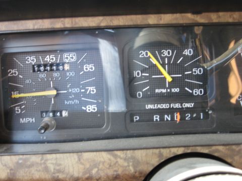 1986 Ford Bronco - Dashboard view of a 1986 Ford Bronco, showing speed, RPM, fuel level, and gear selection.