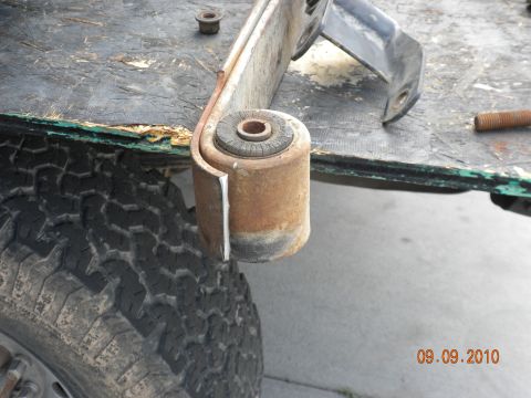 1989 Ford Bronco - A close-up shows a worn leaf spring bushing and a tire, with a date stamp of 09.09.2010.