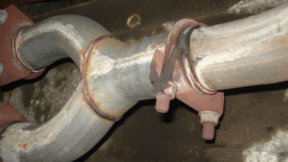 Exhaust pipe connection with rusty clamp and bolts