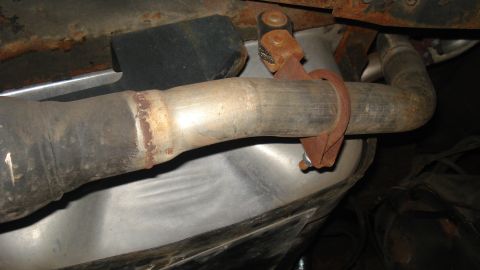 1988 Ford Bronco - Close-up view of an exhaust pipe and its rusty hanger, with a Supermotors.net watermark visible.