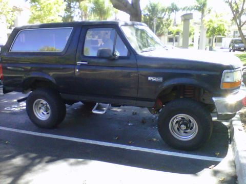 1995 Ford Bronco - This Ford Bronco appears to be from the early to mid-1990s, not a 1995 model.