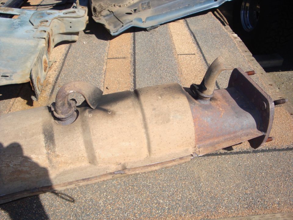 Exhaust catalytic converter with two inlet/outlet pipes, resting on shingles
