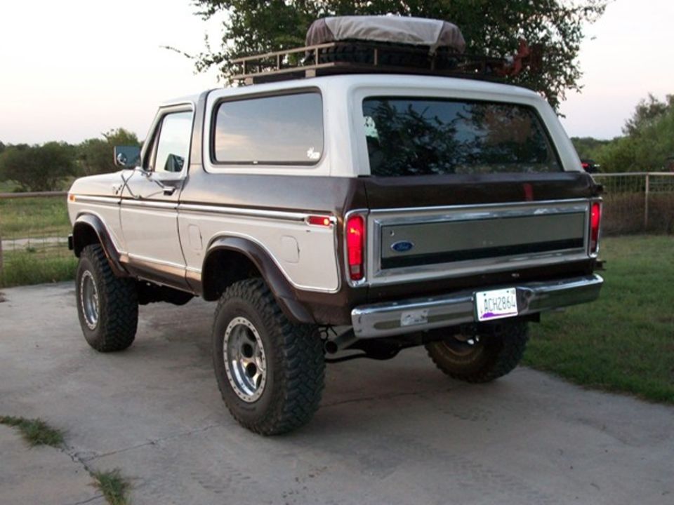 1978 Ford Bronco, rear view, two-tone paint, roof rack with cargo