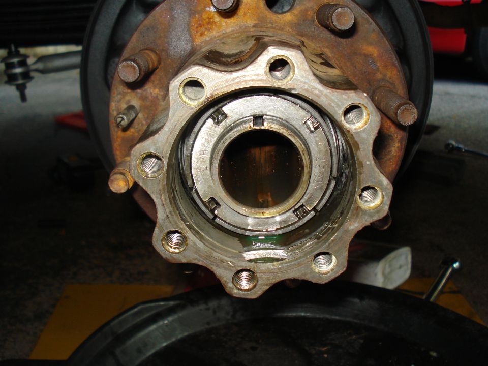 Front wheel hub assembly with visible locking mechanism