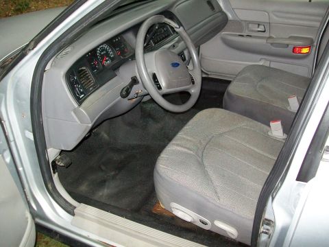 2002 Ford Crown Victoria photo