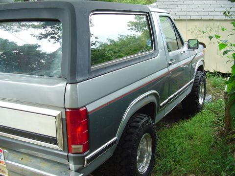 1986 Ford Bronco - This 1986 Ford Bronco features a two-tone paint scheme and a removable black top.