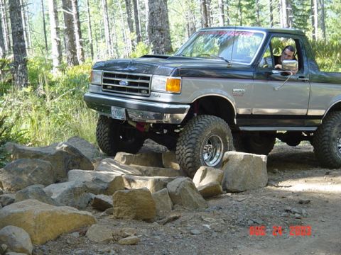 1989 Ford Bronco - Starting onto the rocks