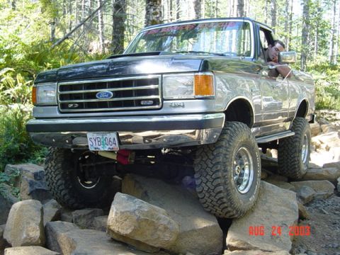 1989 Ford Bronco - Looks like the rocks are shaped for TTB