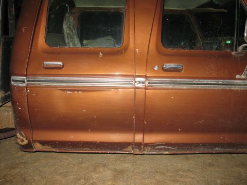 1977 Ford F-250 - This truck's body style suggests a 1973 model year, not 1977 as claimed.