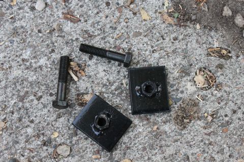 2003 Ford Crown Victoria - only two bolts mount the main bracket to the crossmember.