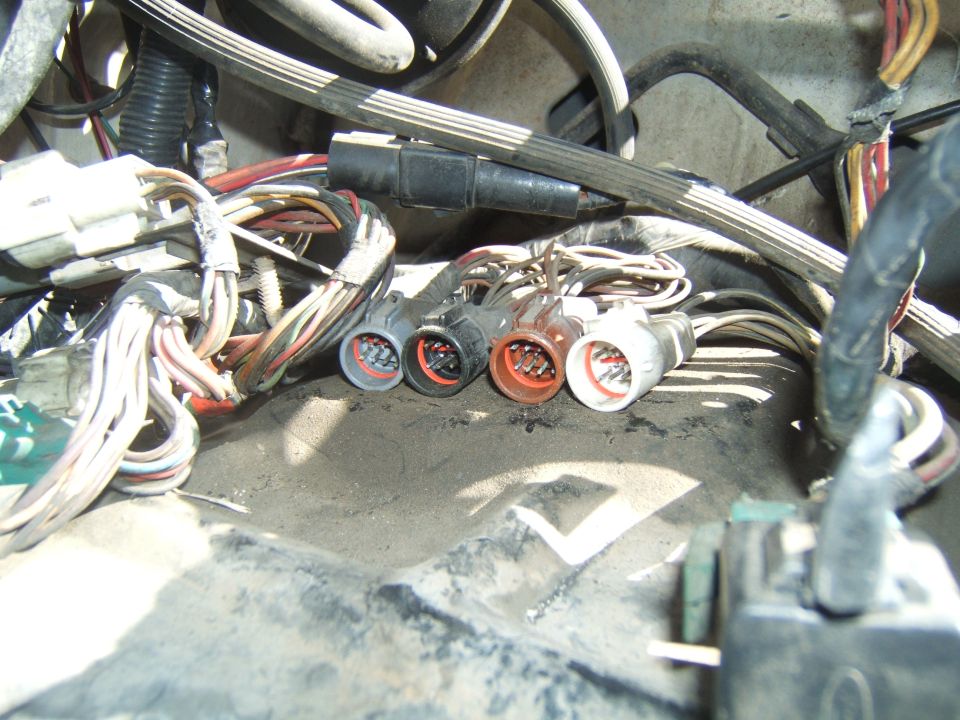Engine wiring harness connectors with multiple wires and plugs