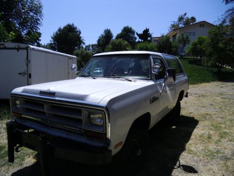 1987 Dodge 1500 - This 1987 Dodge Ramcharger is captured in a 3/4 front view, parked outdoors.