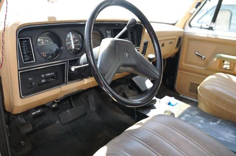 1987 Dodge 1500 - Interior view of a 1987 Dodge 1500 pickup truck, the dashboard and seats.