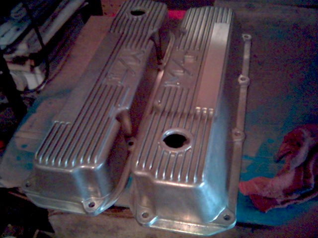 cast alloy M/T logo, roller rockers & poly 
locks on screw-in studs fit under these