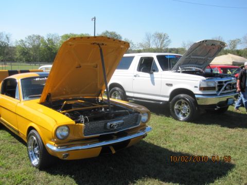 1995 Ford Bronco - Damn my BRONCO makes that mustang look good.