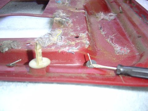 1986 Ford Bronco - I removed them by prying up on one side of the slit the retaining tab goes through, then slowly wiggling them off.