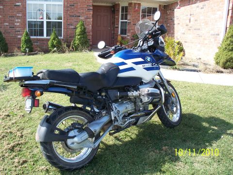 2001 BMW R1150GS ABS - A blue and white BMW motorcycle is parked on a grassy lawn in front of a brick house.