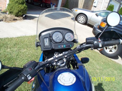 2001 BMW R1150GS ABS - Dashboard view of a blue 2001 BMW R1150GS ABS motorcycle, parked outdoors with other vehicles in the background.