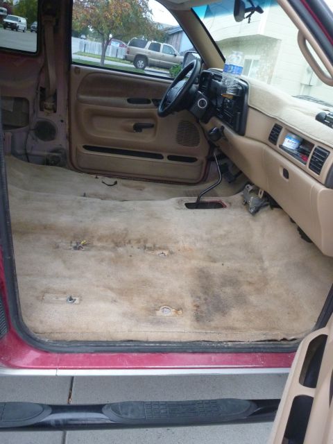 1997 Dodge 2500 - Interior view of a 1997 Dodge 2500 pickup truck, highlighting the dashboard and floor.