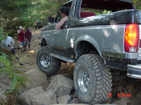 1989 Ford Bronco - Over the rocks