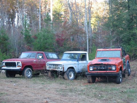 1969 Ford Bronco - Over 2 years sitting in the back yard, The orange 73' is for parts.. The 69 has a dana 30 (drum) front end. I will use the dana 44 from the…