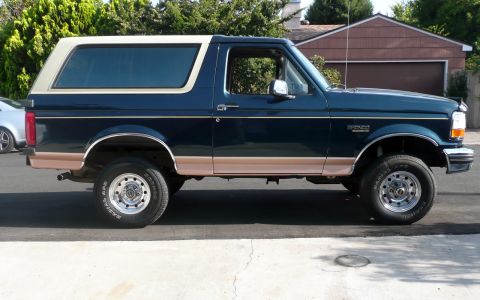 1995 Ford Bronco - This Ford Bronco has a two-tone paint scheme with a removable hardtop.