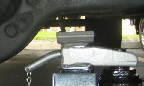 1995 Ford Bronco - Close-up view of a trailer hitch receiver and pin, with the Supermotors.net logo visible at the bottom.