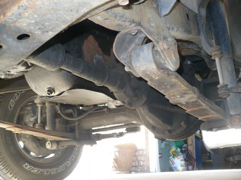 1986 Toyota Land Cruiser - Undercarriage view of a 1986 Toyota Land Cruiser, showing the rear axle and suspension components.