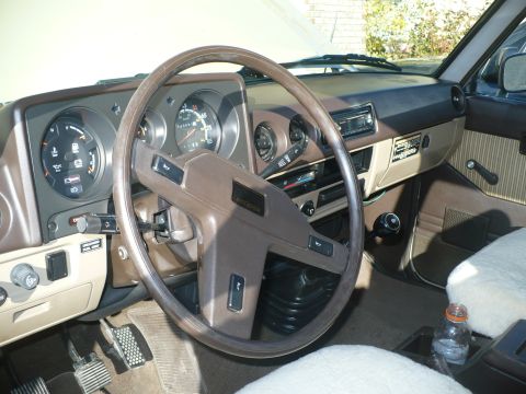 1986 Toyota Land Cruiser - Interior view of a 1986 Toyota Land Cruiser, highlighting the dashboard and controls.
