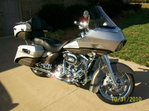 2009 Harley-Davidson FLH - A 2009 Harley-Davidson FLH motorcycle is shown from a three-quarter front view on a sunny day.