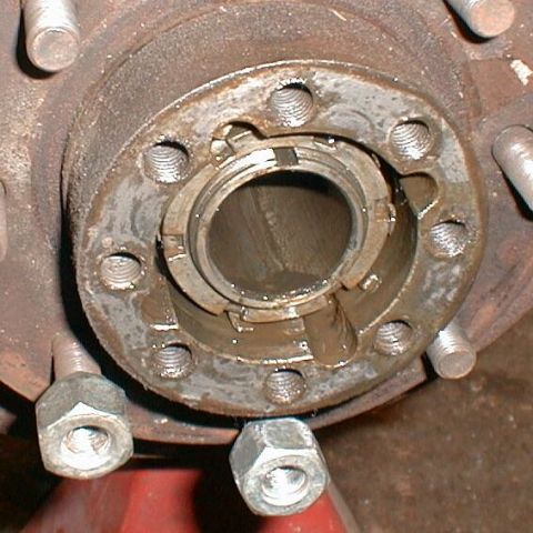 1990 Ford Bronco - See the fingers next to the spindle nut?