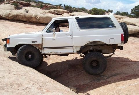 1990 Ford Bronco - Messing around on a random crack on Seven Mile Rim