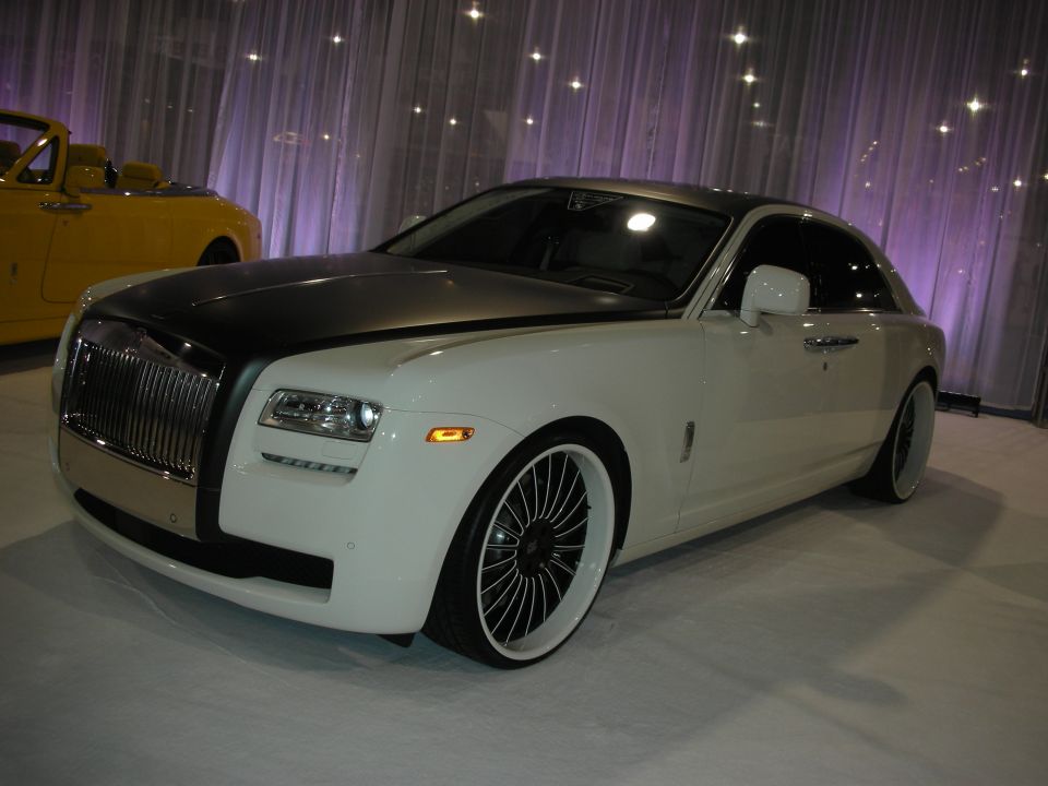 White Rolls-Royce Ghost with satin-black roof on large multi-spoke wheels