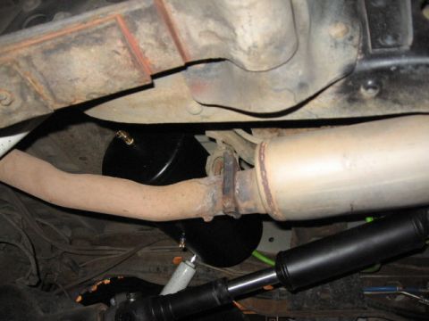 1995 Ford Bronco - Underside view shows an air tank and exhaust system components.
