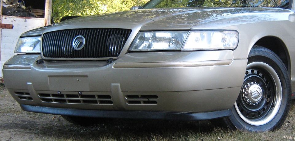 Gold 2000 Mercury Grand Marquis front grille and headlights