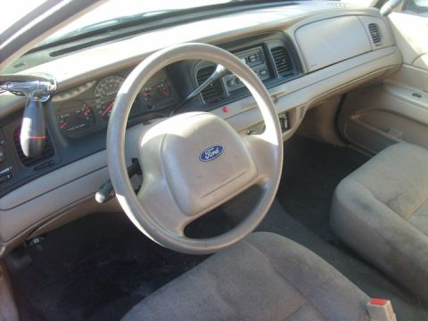 2004 Ford Crown Victoria photo
