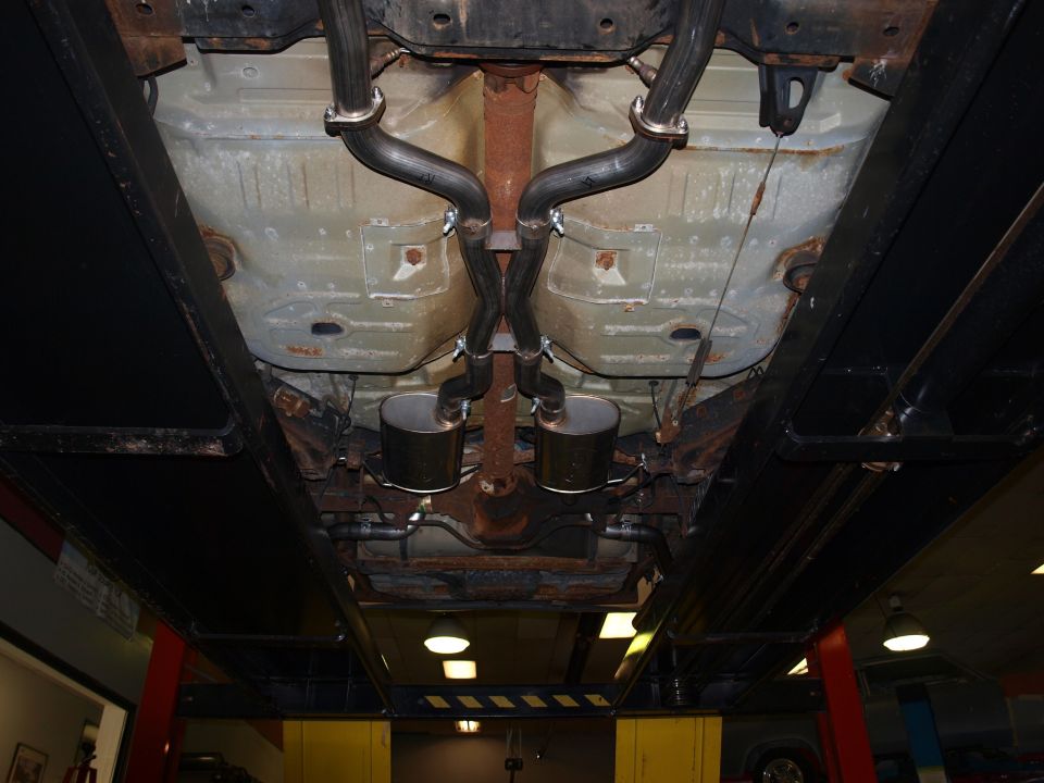 Underbody X-pipe dual exhaust with mufflers on a lift