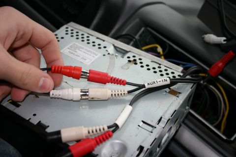 1995 Ford Bronco - Auxiliary cables.