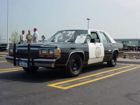 1991 Ford Crown Victoria - This 1991 Ford Crown Victoria police car is parked in a lot with yellow lines.