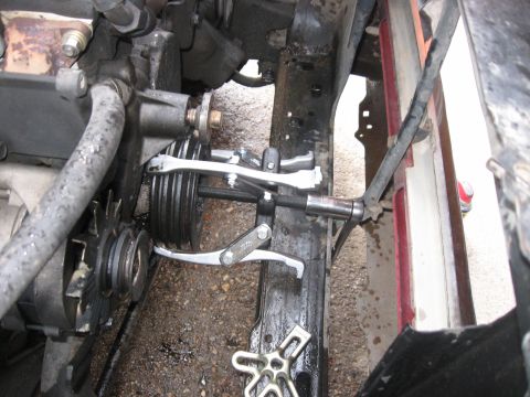 1981 Ford Bronco - Attaching the pulley puller and worked the harmonic balancer off.
