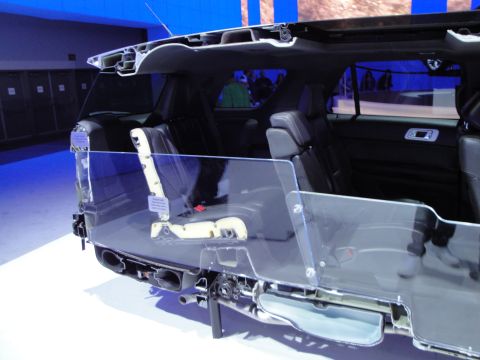 1993 Ford Taurus - This cutaway display shows the internal structure and seating of an SUV, highlighting its construction.
